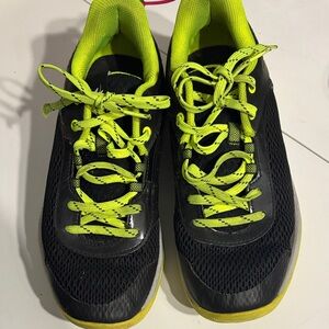 Under Armour black Curry Athletic Sneakers with Neon Yellow Accents- size 7Y